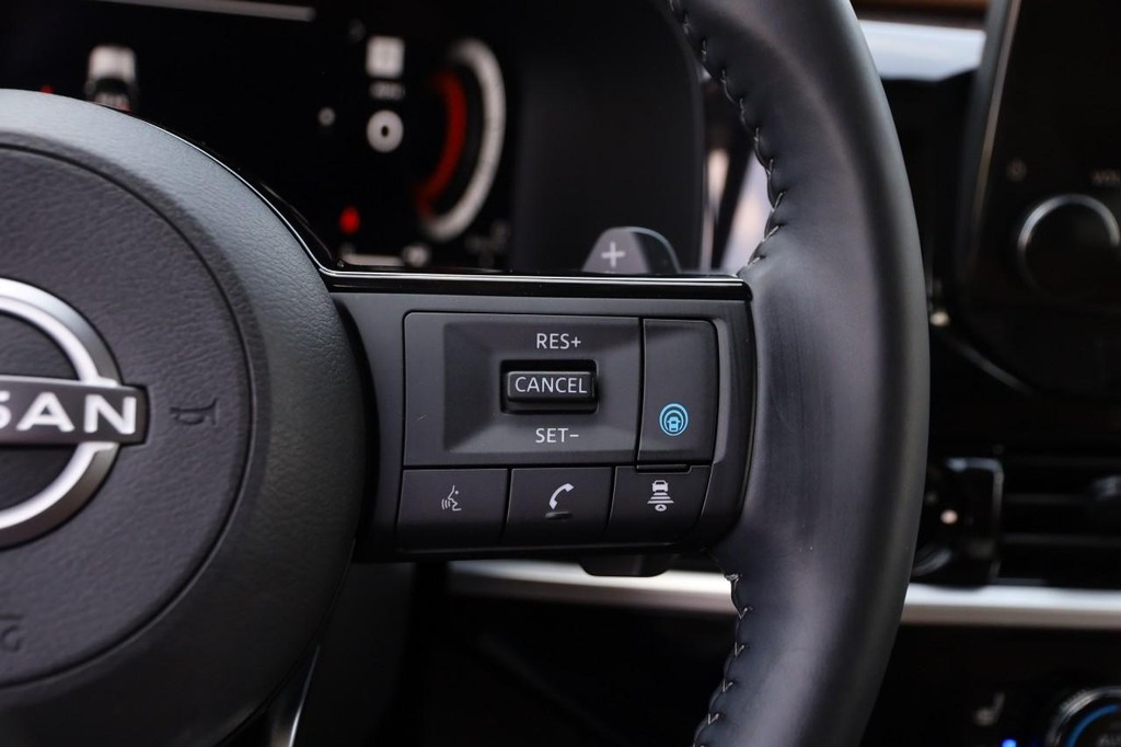 Nissan Pathfinder Vehicle Full-screen Gallery Image 15