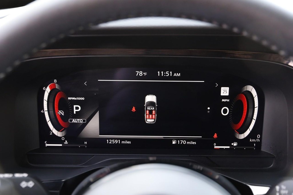 Nissan Pathfinder Vehicle Full-screen Gallery Image 16