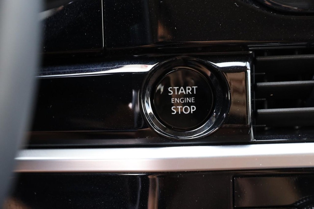 Nissan Pathfinder Vehicle Full-screen Gallery Image 17