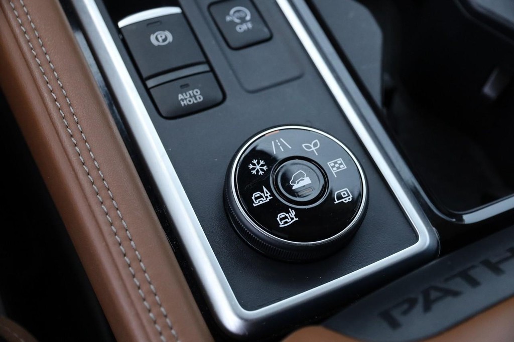 Nissan Pathfinder Vehicle Full-screen Gallery Image 22