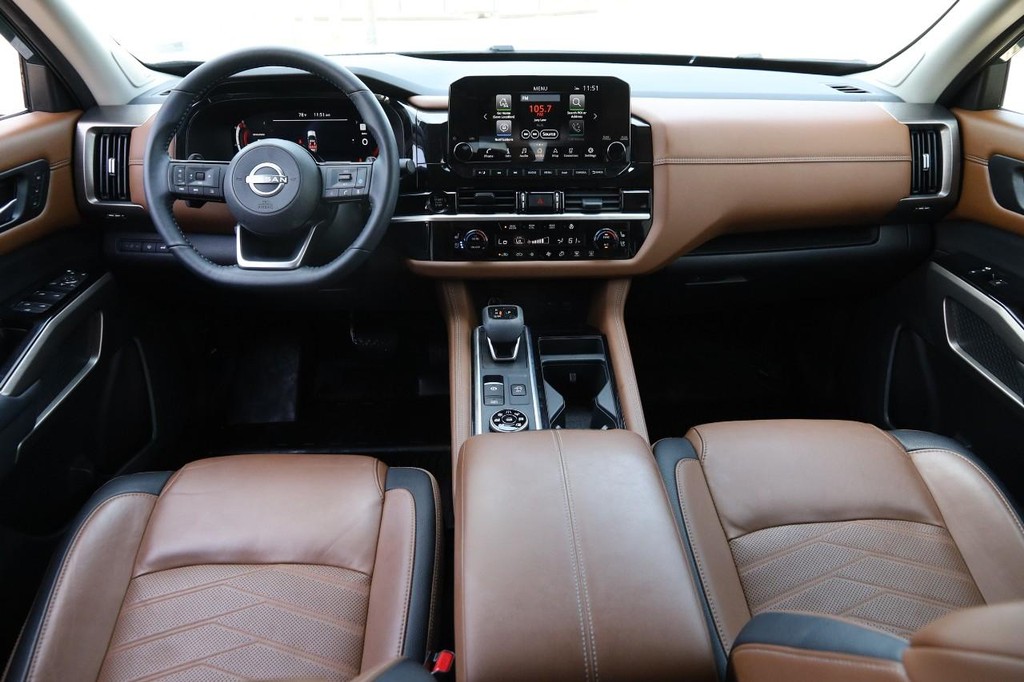 Nissan Pathfinder Vehicle Full-screen Gallery Image 24