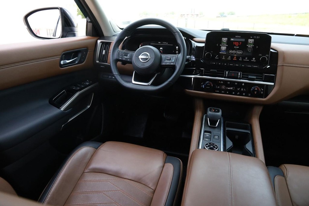 Nissan Pathfinder Vehicle Full-screen Gallery Image 25