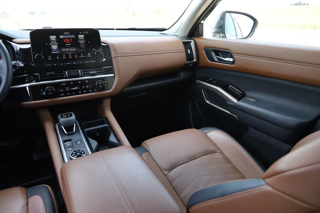 Nissan Pathfinder Vehicle Full-screen Gallery Image 28