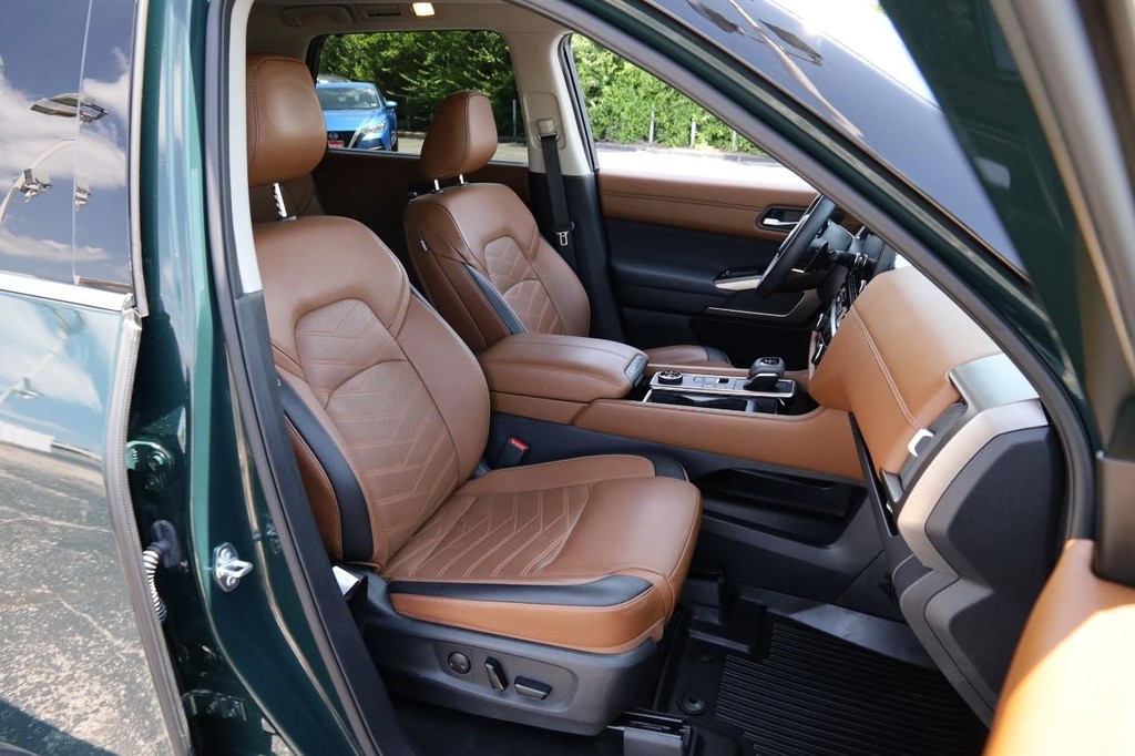 Nissan Pathfinder Vehicle Full-screen Gallery Image 29