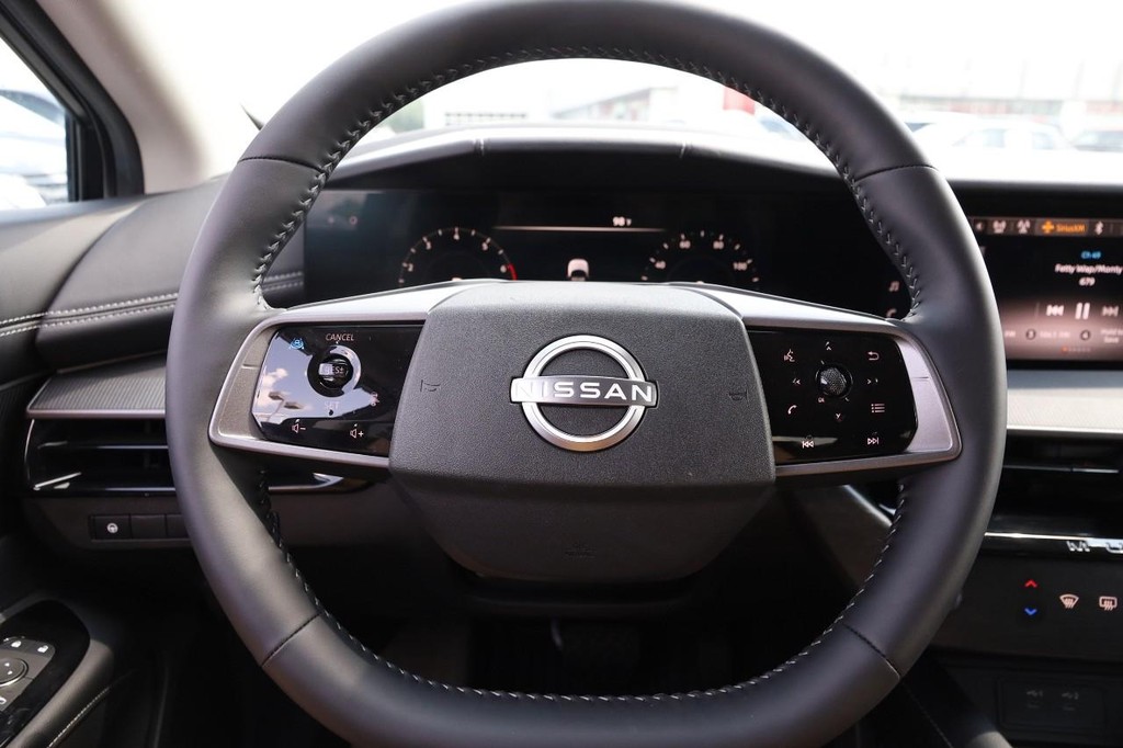 Nissan Murano Vehicle Full-screen Gallery Image 11