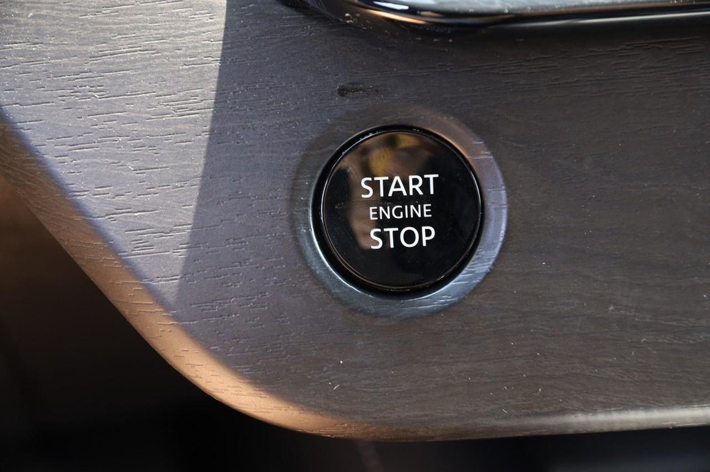 Nissan Murano Vehicle Full-screen Gallery Image 15