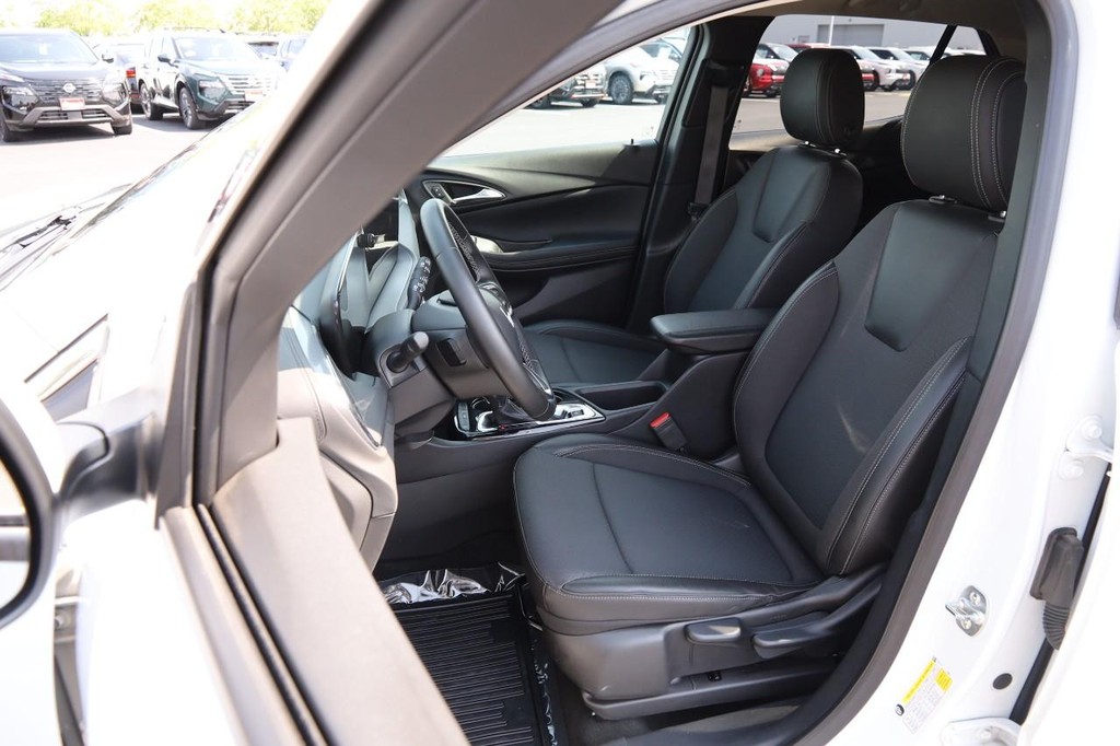 Buick Encore GX Vehicle Full-screen Gallery Image 8