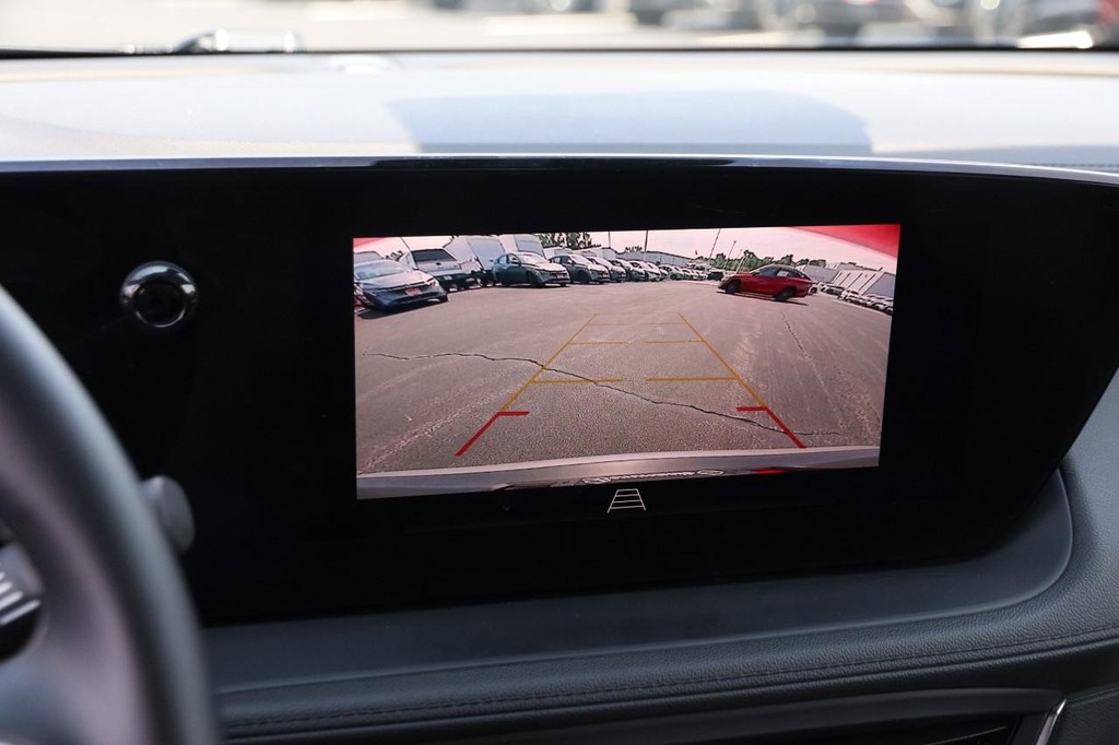 Buick Encore GX Vehicle Full-screen Gallery Image 16