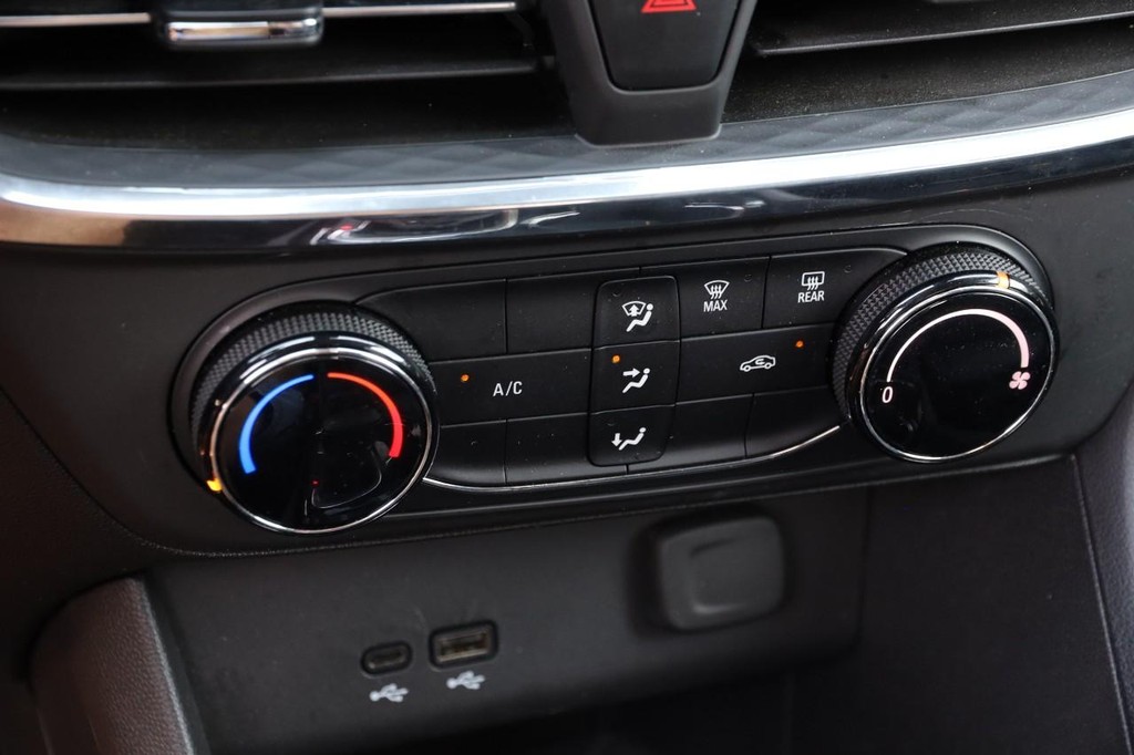 Buick Encore GX Vehicle Full-screen Gallery Image 17