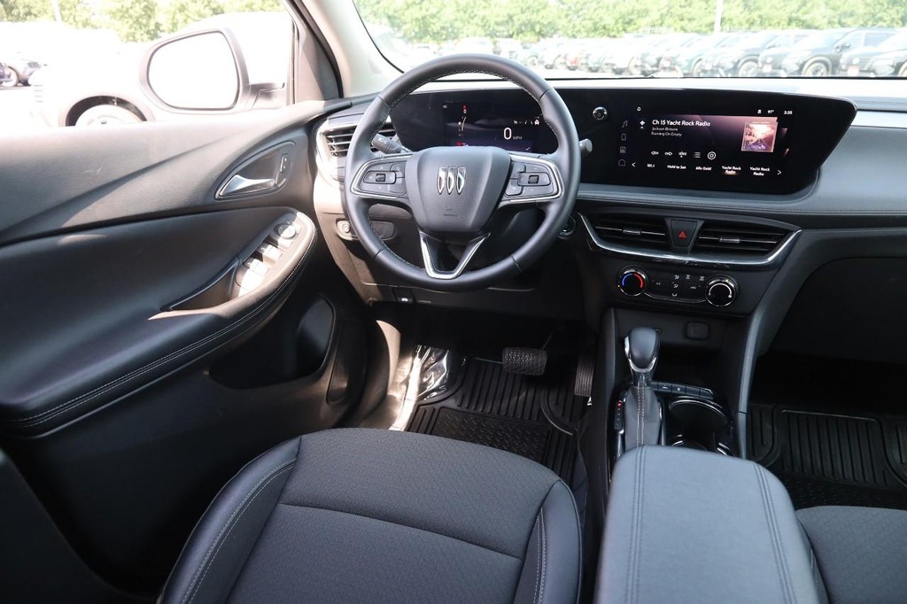 Buick Encore GX Vehicle Full-screen Gallery Image 21