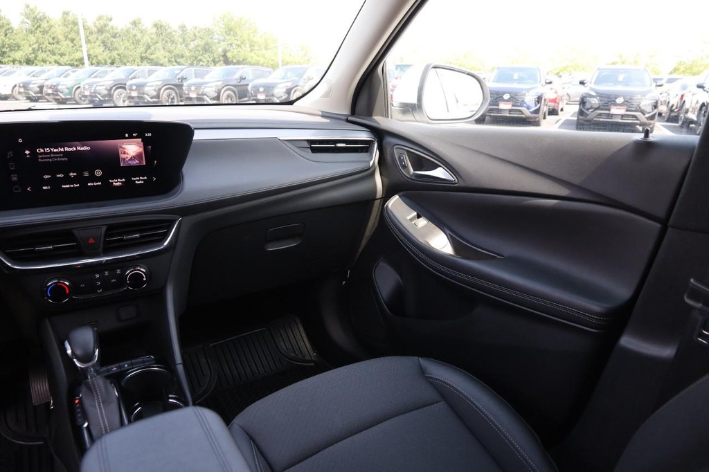 Buick Encore GX Vehicle Full-screen Gallery Image 25