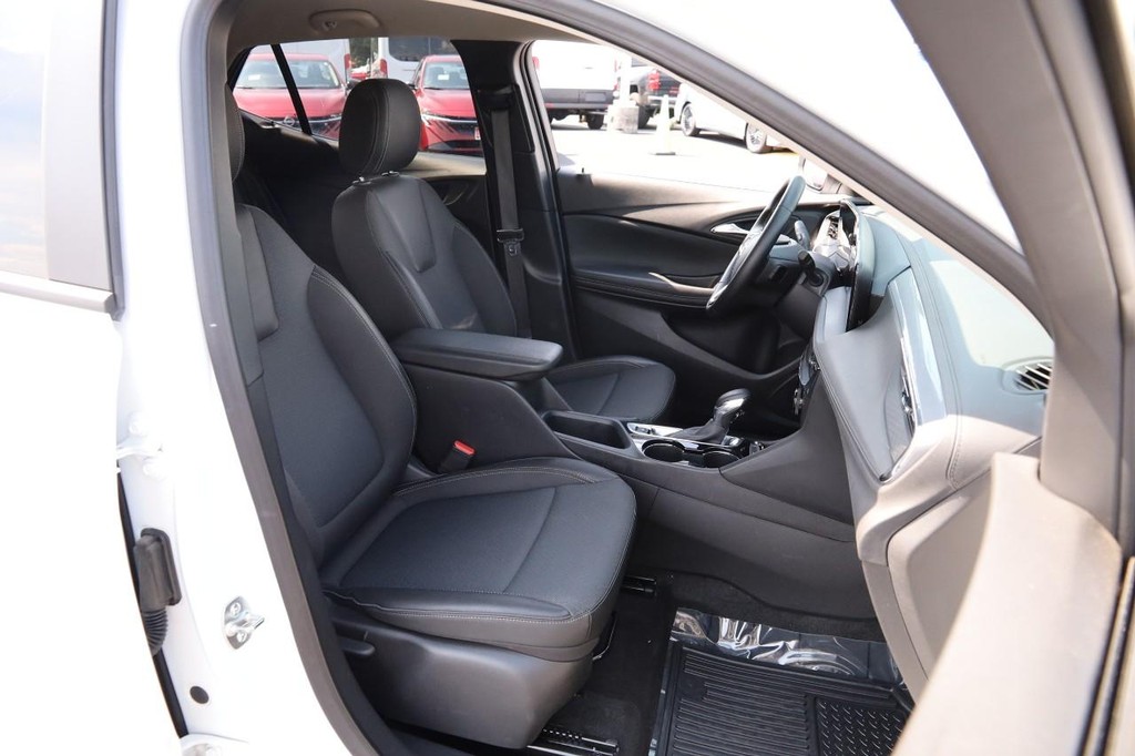 Buick Encore GX Vehicle Full-screen Gallery Image 26
