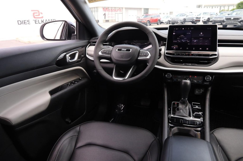 Jeep Compass Vehicle Image 21