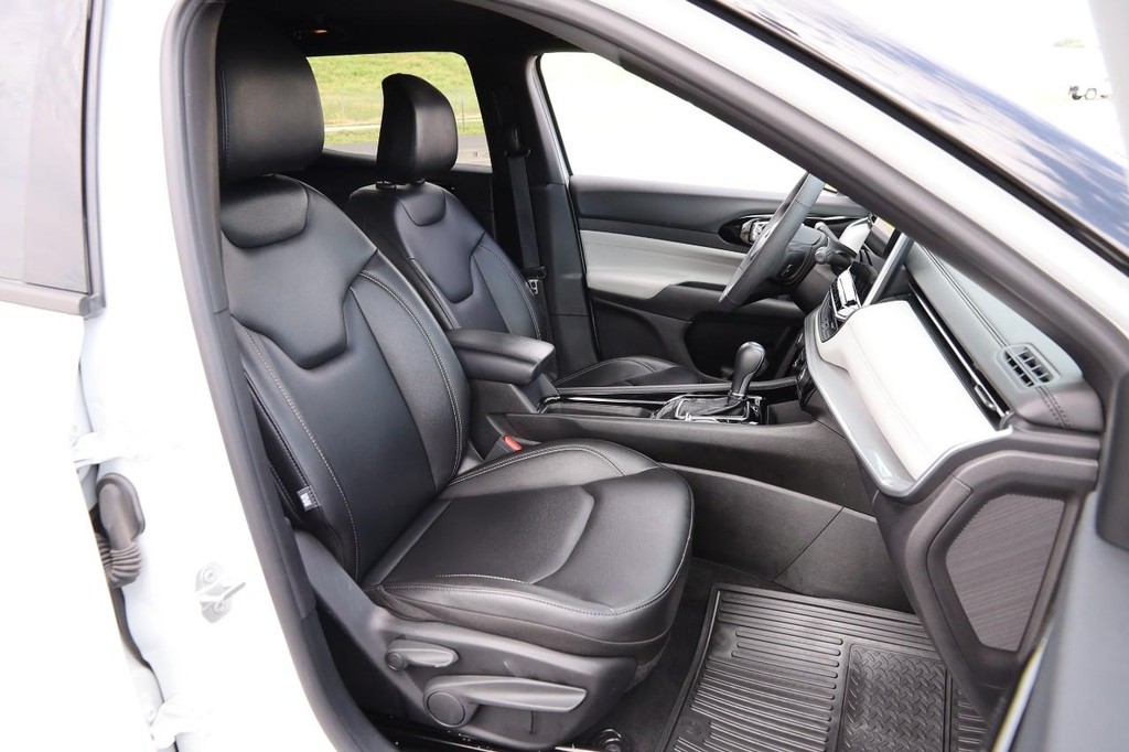 Jeep Compass Vehicle Image 25
