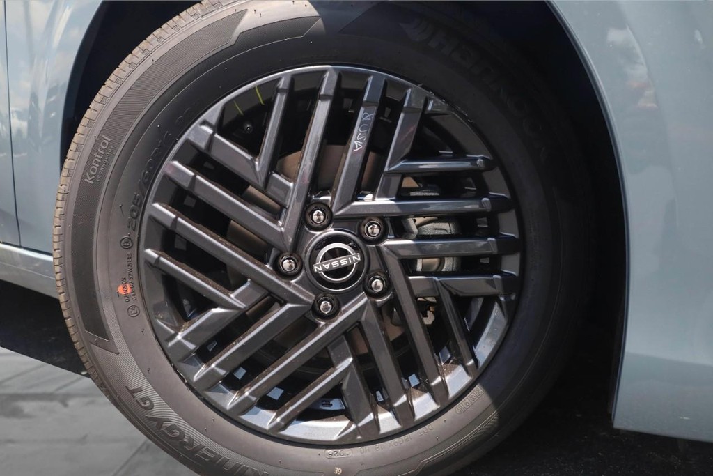 Nissan Sentra Vehicle Image 03