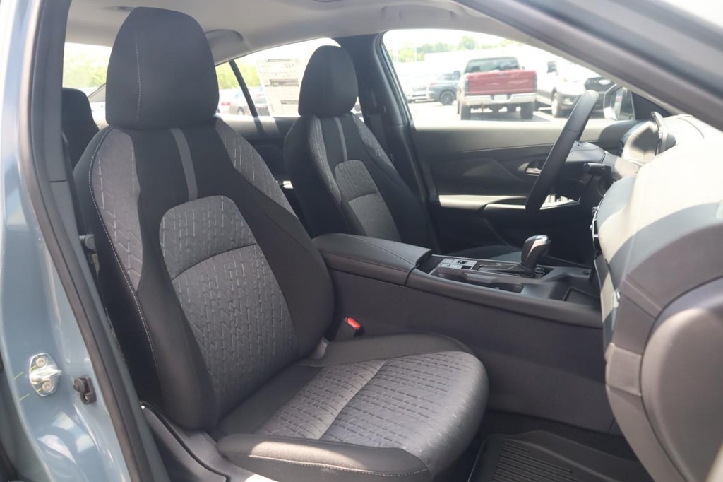 Nissan Sentra Vehicle Image 21