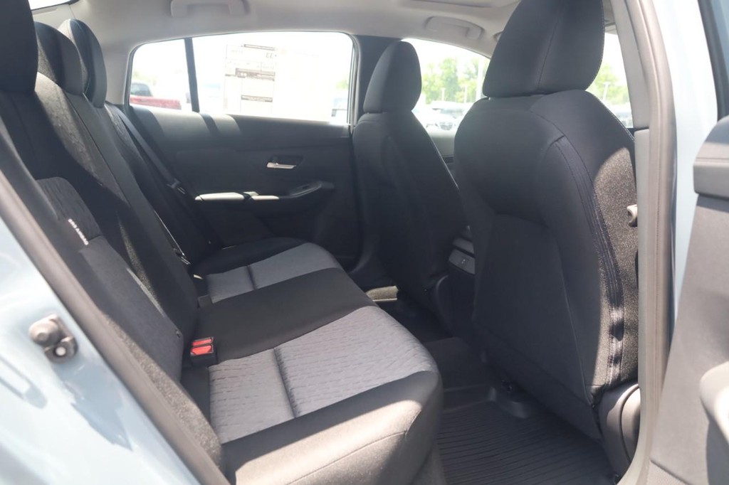 Nissan Sentra Vehicle Image 22