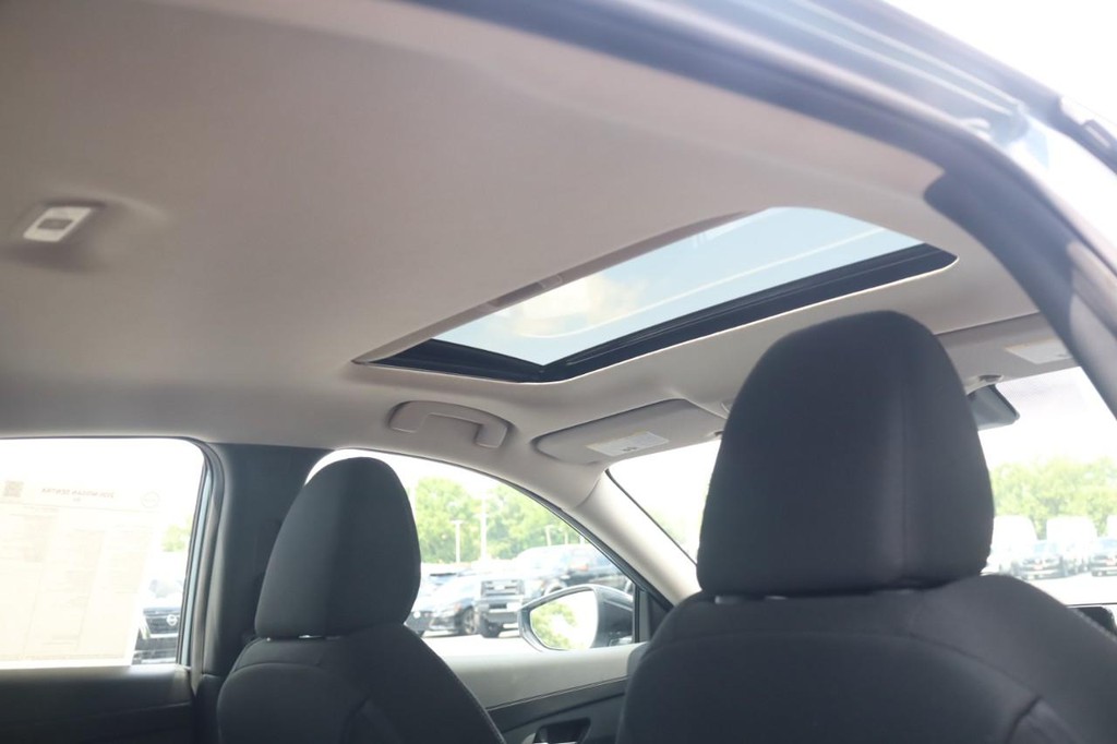 Nissan Sentra Vehicle Image 23