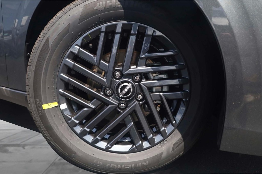 Nissan Sentra Vehicle Image 03