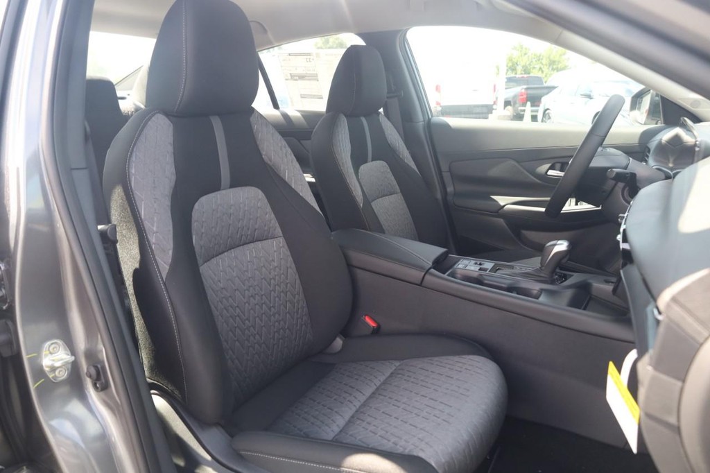 Nissan Sentra Vehicle Image 21