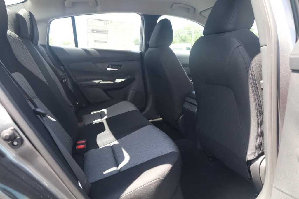 Nissan Sentra Vehicle Image 22
