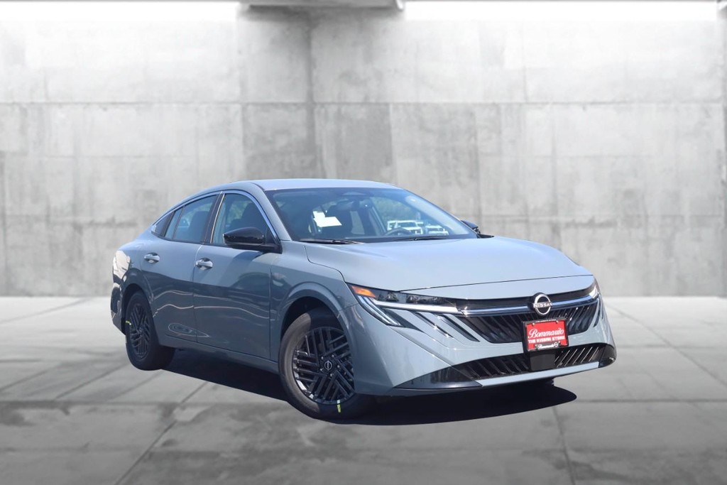 Nissan Sentra Vehicle Full-screen Gallery Image 2