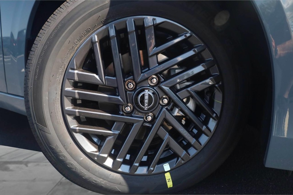 Nissan Sentra Vehicle Full-screen Gallery Image 3