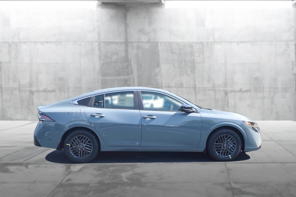 Nissan Sentra Vehicle Full-screen Gallery Image 5