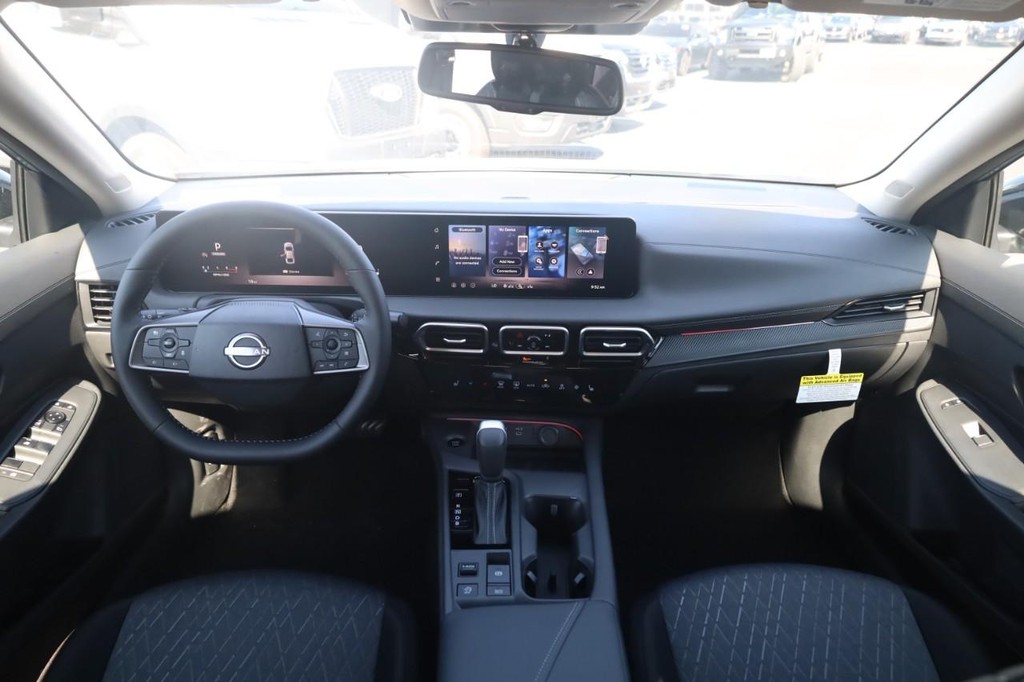 Nissan Sentra Vehicle Full-screen Gallery Image 7