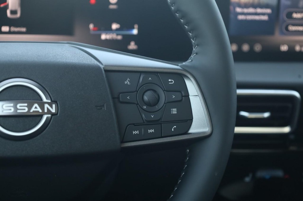 Nissan Sentra Vehicle Full-screen Gallery Image 9