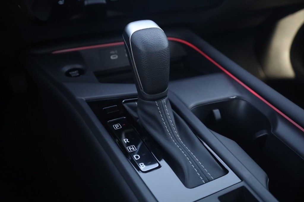 Nissan Sentra Vehicle Full-screen Gallery Image 19