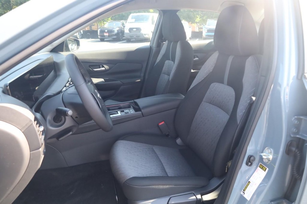 Nissan Sentra Vehicle Full-screen Gallery Image 20