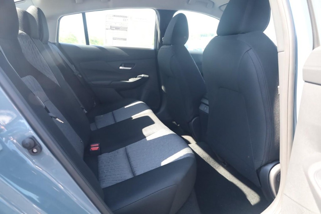 Nissan Sentra Vehicle Full-screen Gallery Image 22