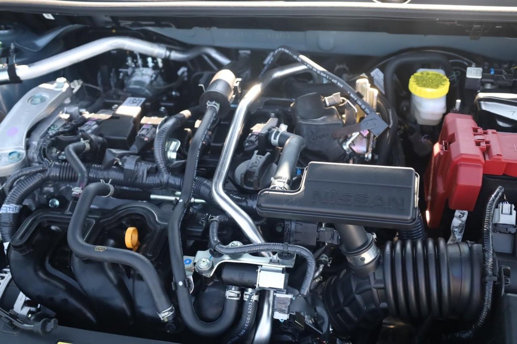 Nissan Sentra Vehicle Full-screen Gallery Image 24