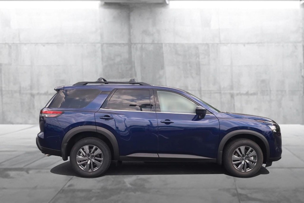 Nissan Pathfinder Vehicle Full-screen Gallery Image 5