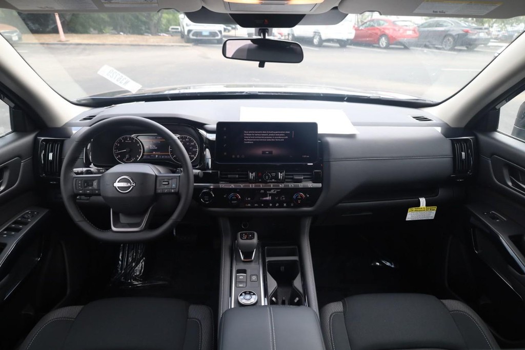 Nissan Pathfinder Vehicle Full-screen Gallery Image 7