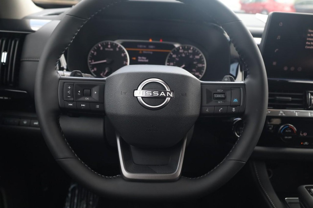 Nissan Pathfinder Vehicle Full-screen Gallery Image 8