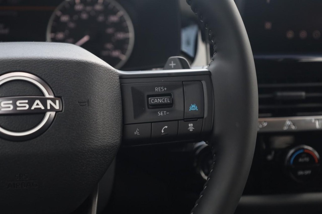 Nissan Pathfinder Vehicle Full-screen Gallery Image 9