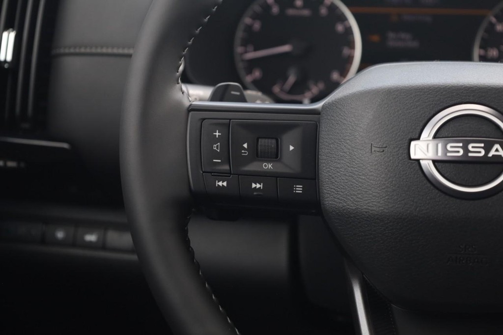Nissan Pathfinder Vehicle Full-screen Gallery Image 10
