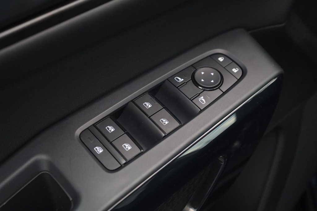 Nissan Pathfinder Vehicle Full-screen Gallery Image 11