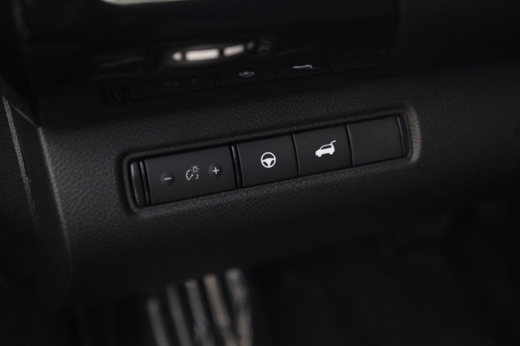 Nissan Pathfinder Vehicle Full-screen Gallery Image 12