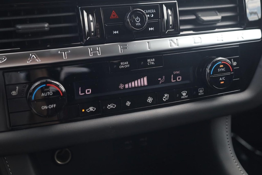 Nissan Pathfinder Vehicle Full-screen Gallery Image 16