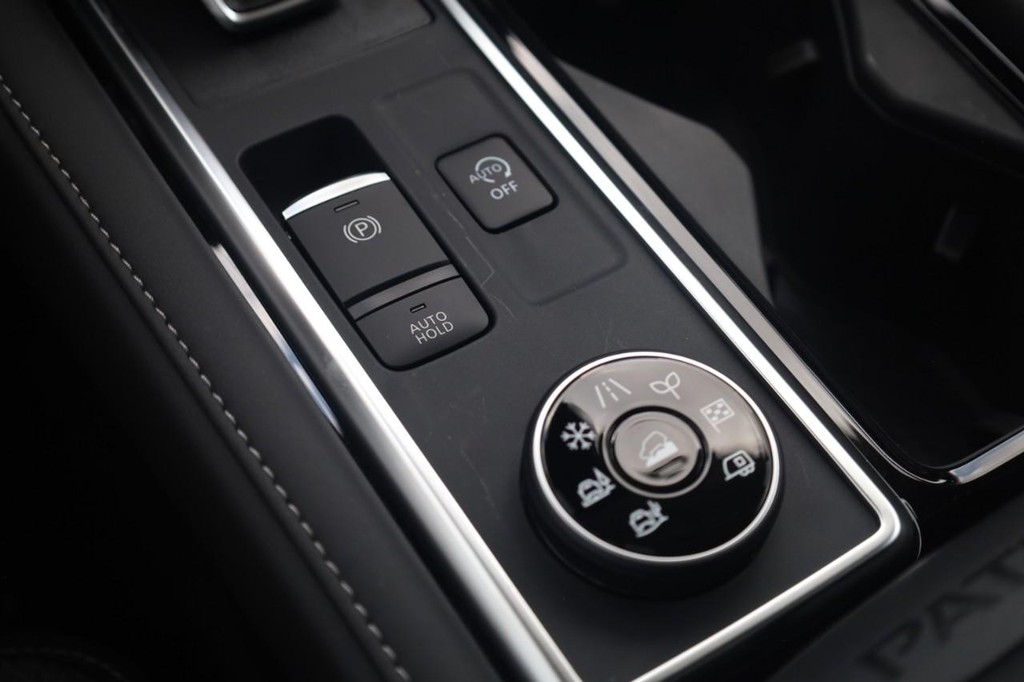 Nissan Pathfinder Vehicle Full-screen Gallery Image 18