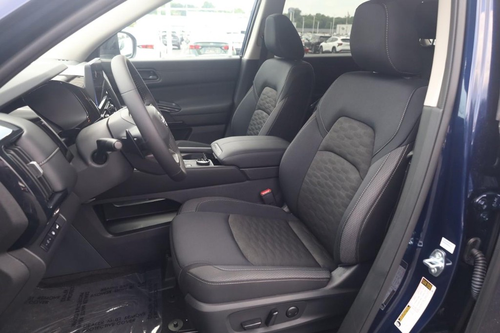 Nissan Pathfinder Vehicle Full-screen Gallery Image 20