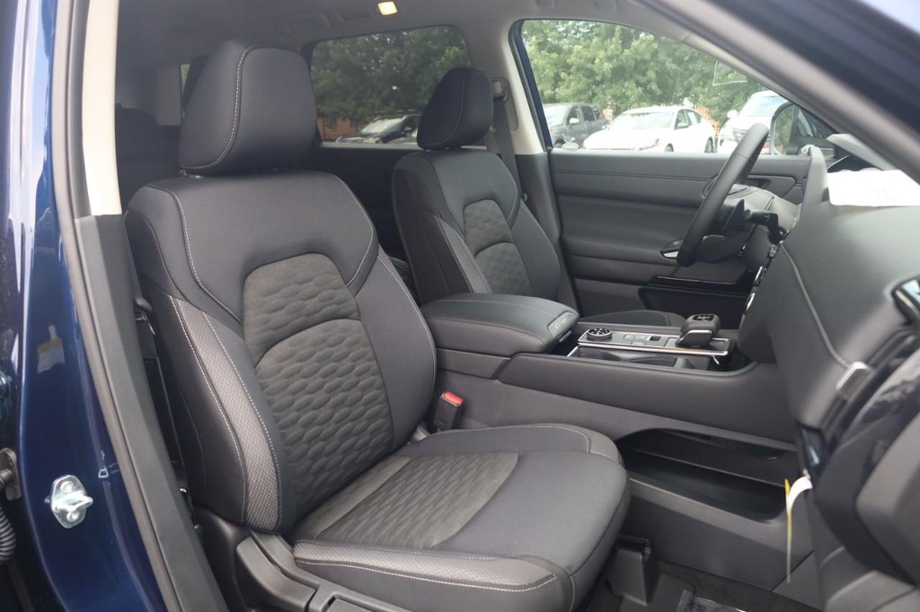 Nissan Pathfinder Vehicle Full-screen Gallery Image 21