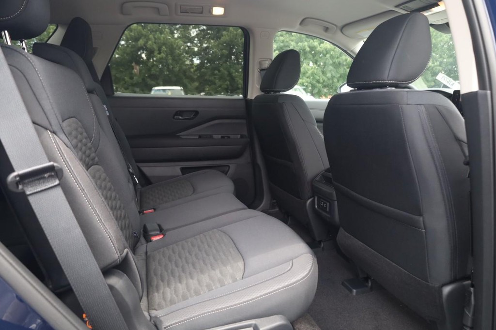Nissan Pathfinder Vehicle Full-screen Gallery Image 22