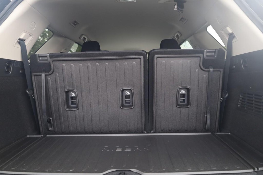 Nissan Pathfinder Vehicle Full-screen Gallery Image 23