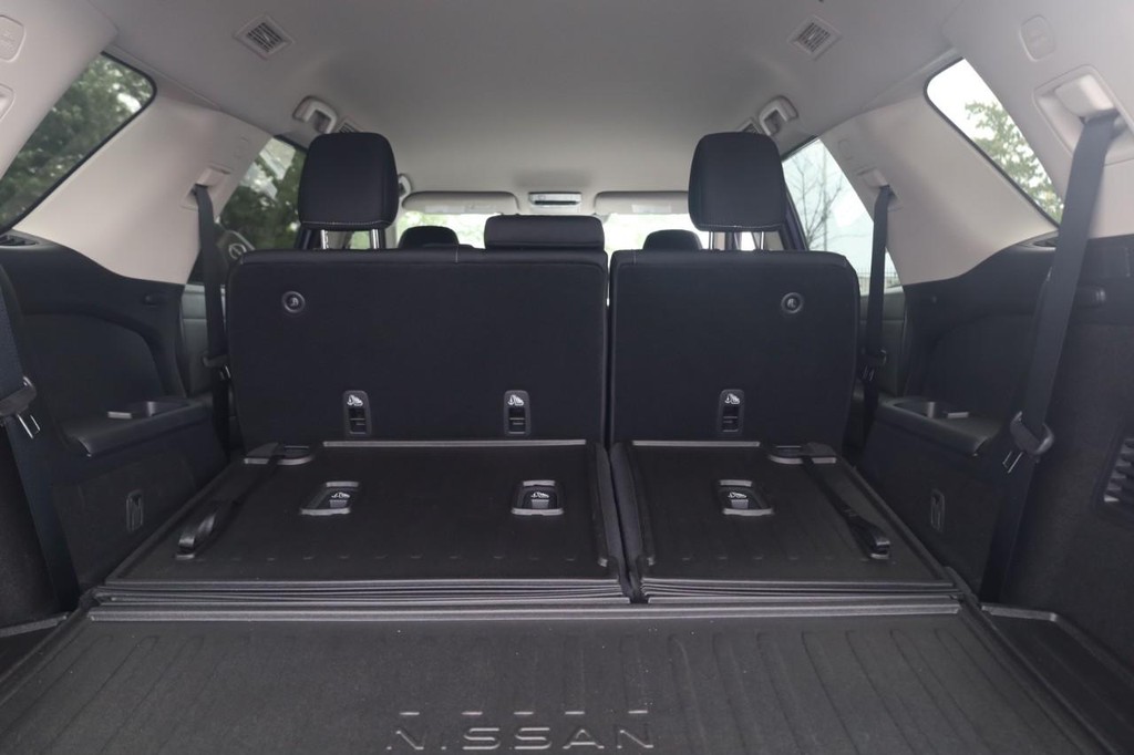 Nissan Pathfinder Vehicle Full-screen Gallery Image 24