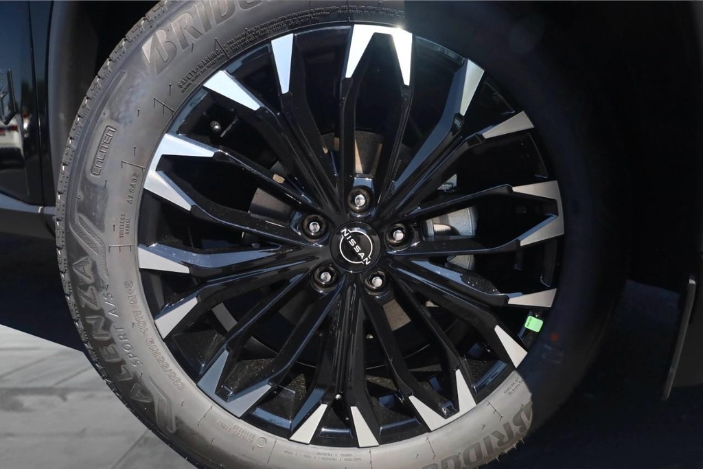 Nissan Rogue Vehicle Full-screen Gallery Image 3