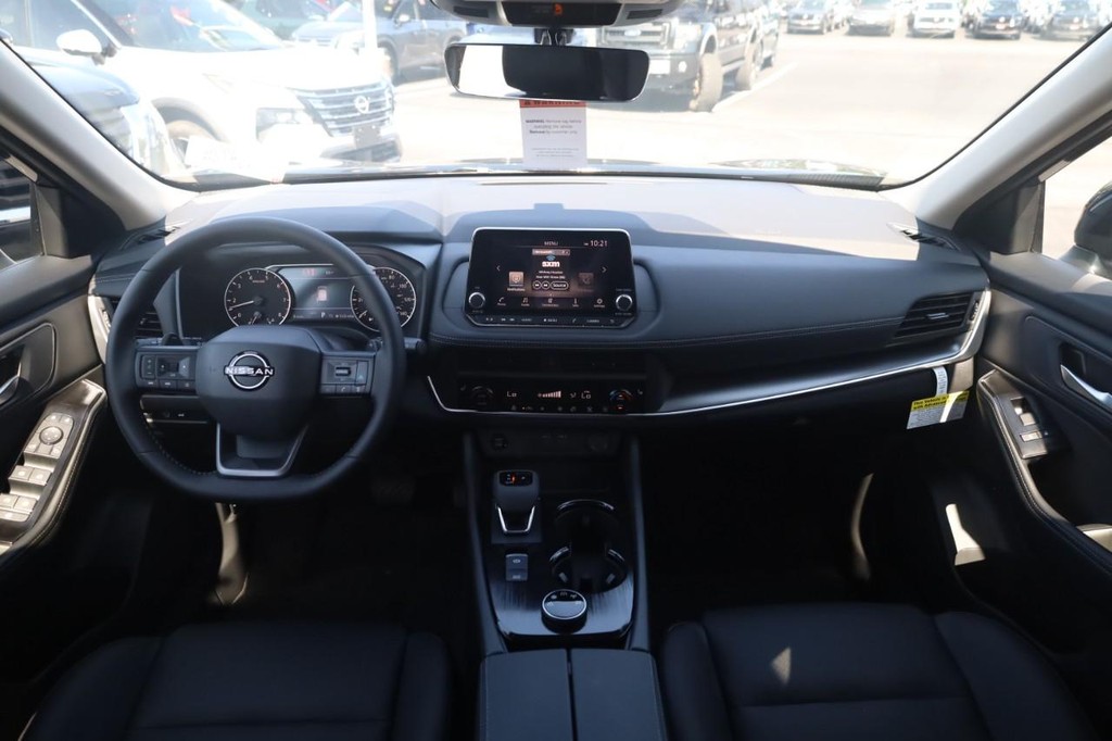 Nissan Rogue Vehicle Full-screen Gallery Image 7